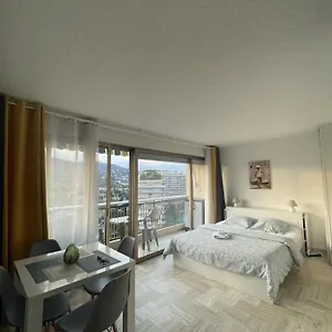  Appartement Cannes Marina Résidence Le Surcouf - De 28m2 Au 10ème étage Avec Piscine, Terrasse, Parking, Vue Montagne Et Port : Mandelieu-la Napoule